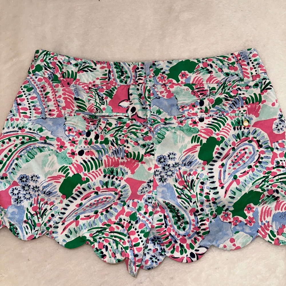 Crown & Ivy Shelby Scalloped Printed Short Size 10 - Picture 5 of 8